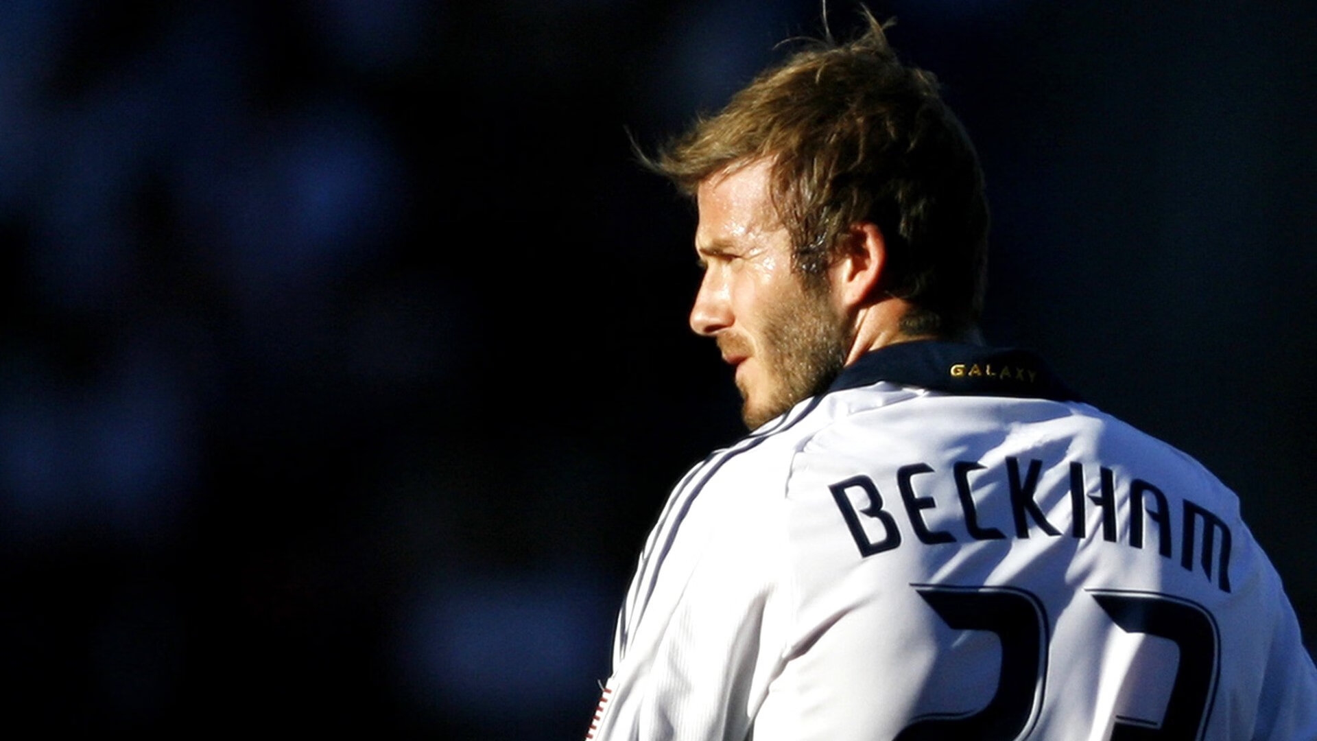 促进足球全民参与，举办“全民足球日”大型活动，全民足球游戏